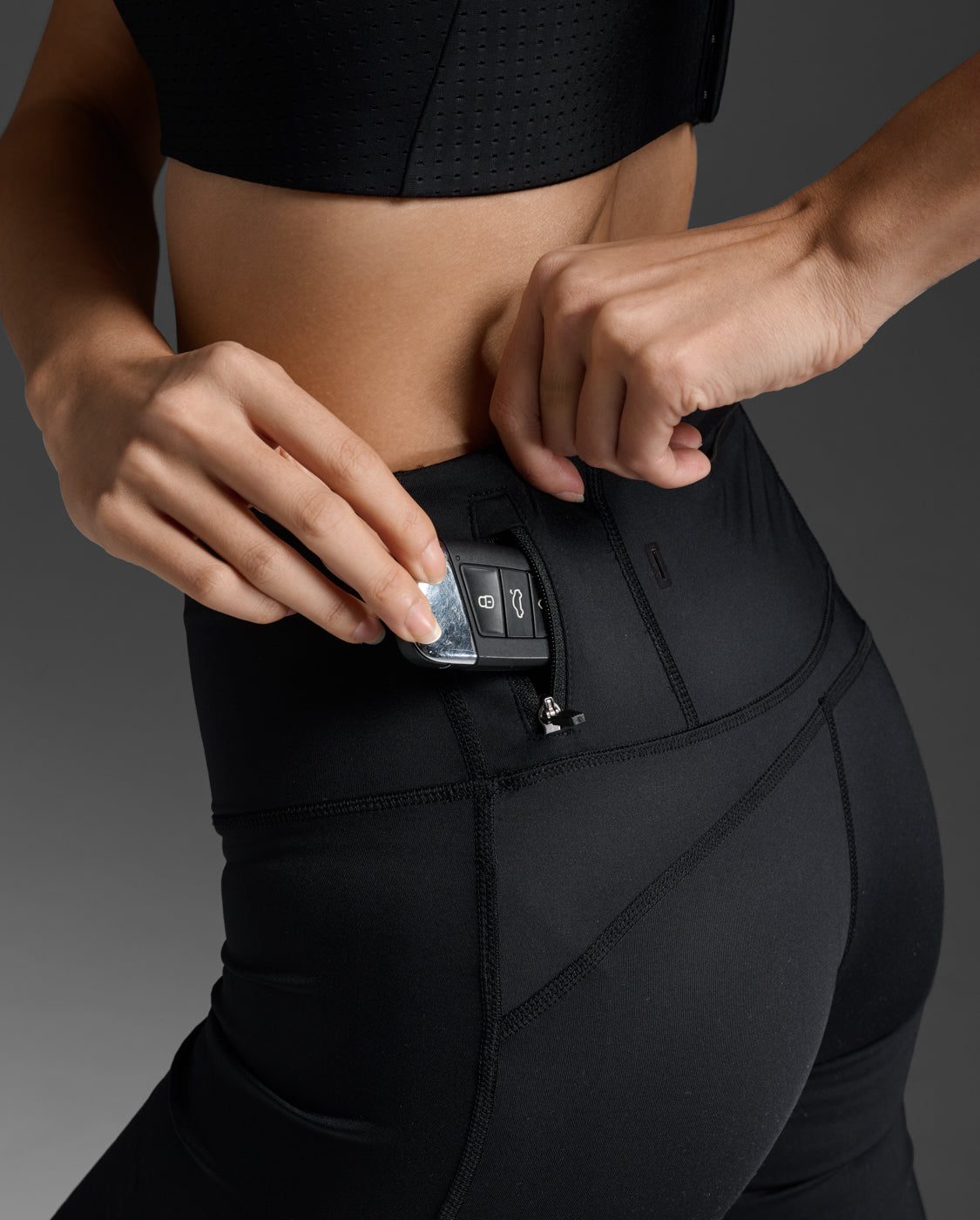 2xu-light-speed-mid-rise-compression-shorts-schwarz image 7
