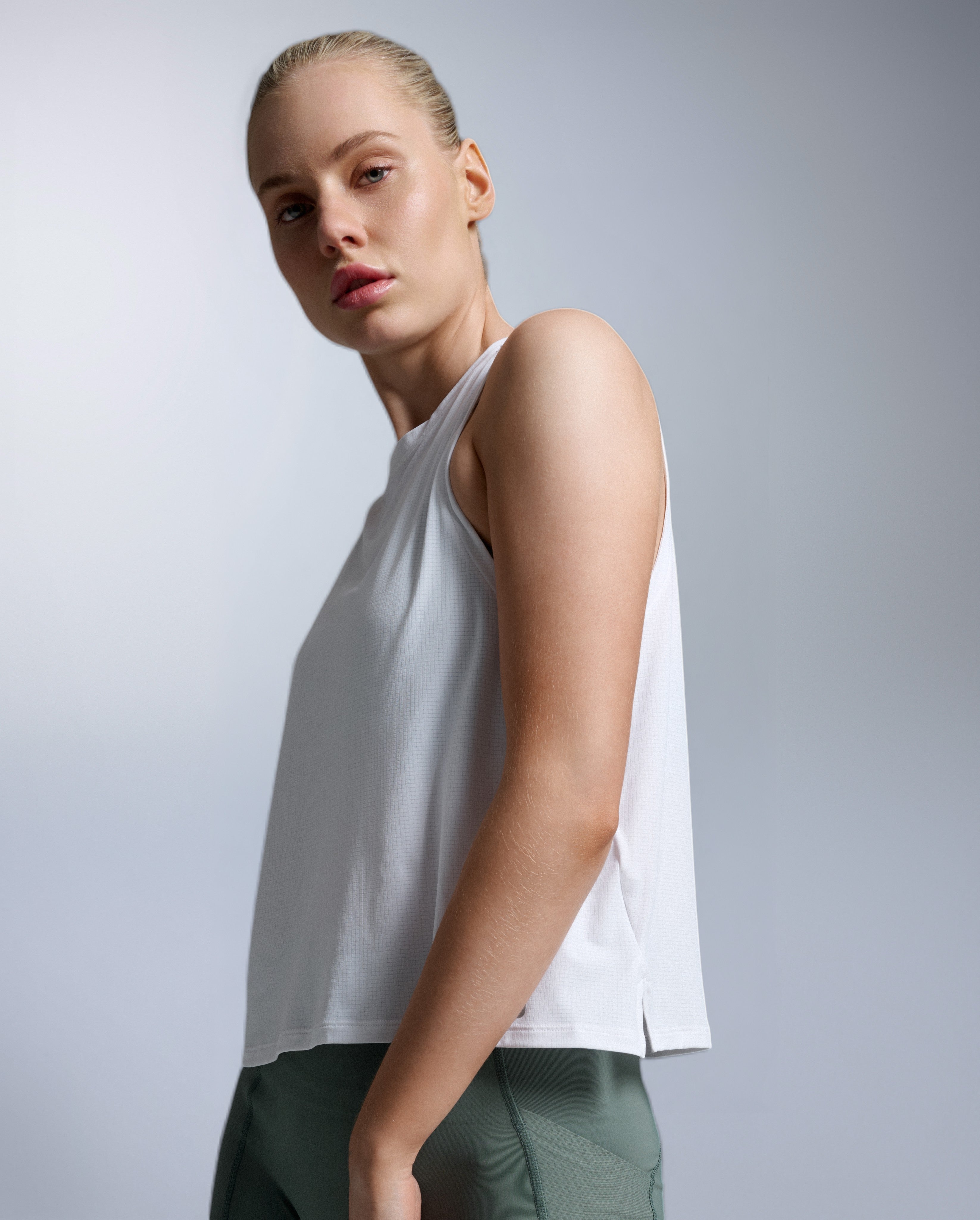 2xu-aero-trail-tank-top-damen-chalk-rmellos-upf50 image 3