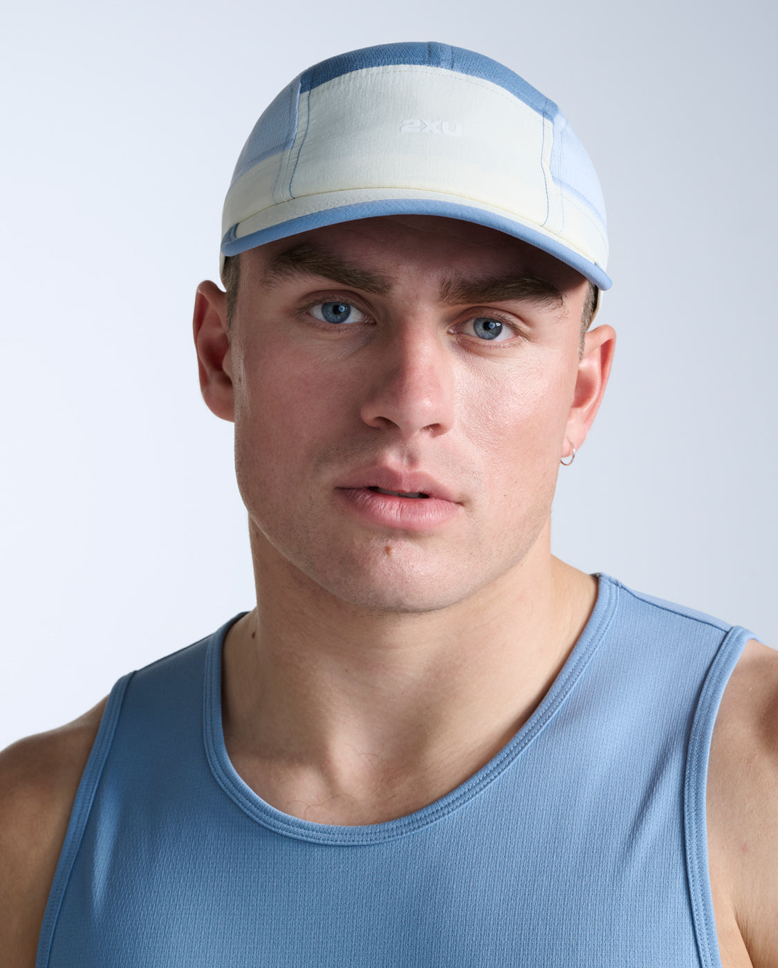 2xu-light-speed-small-cap-laufcap-chalk-blue-unisex image 1