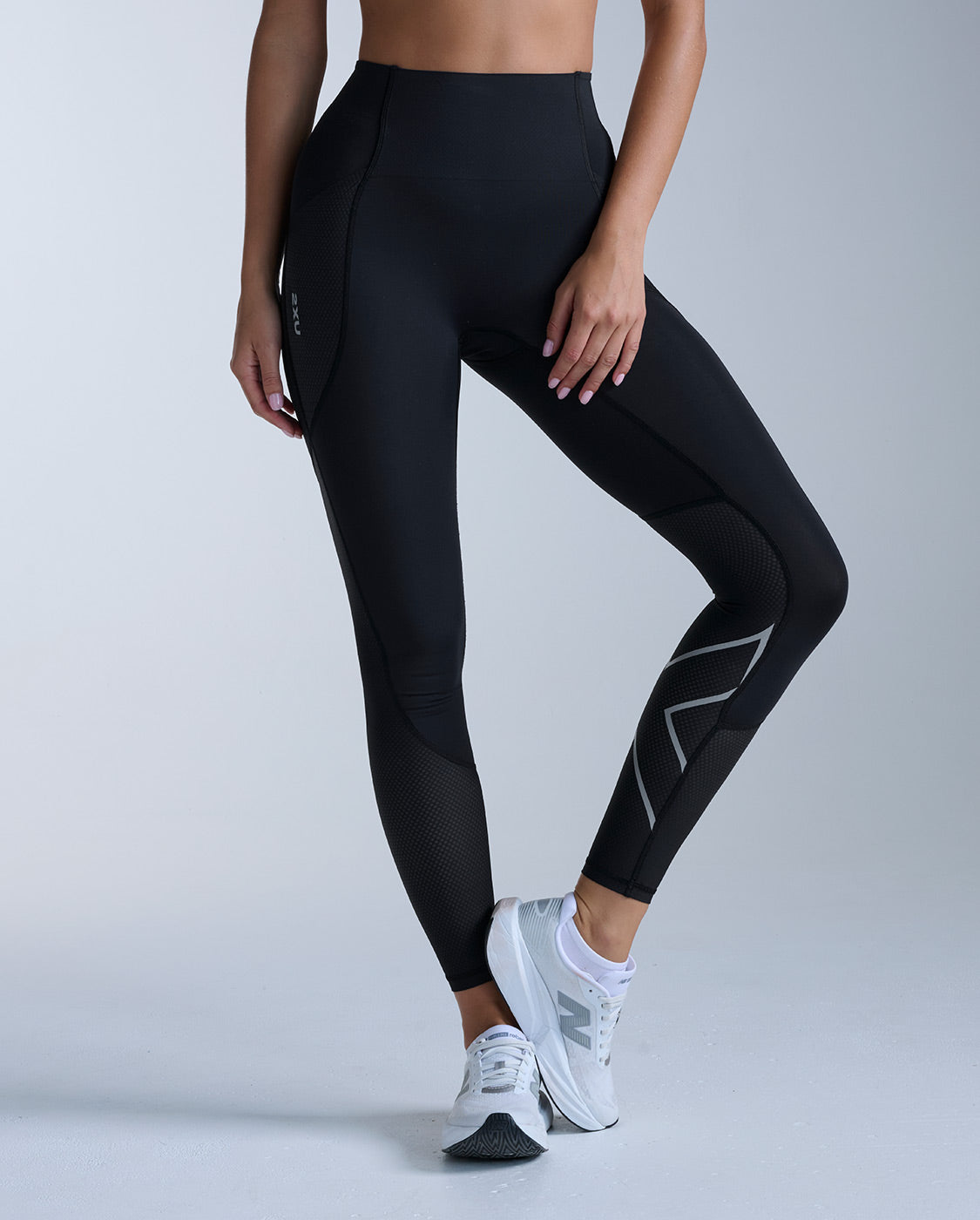 2xu-aero-mesh-hi-rise-kompressionstights-damen-schwarz image 1