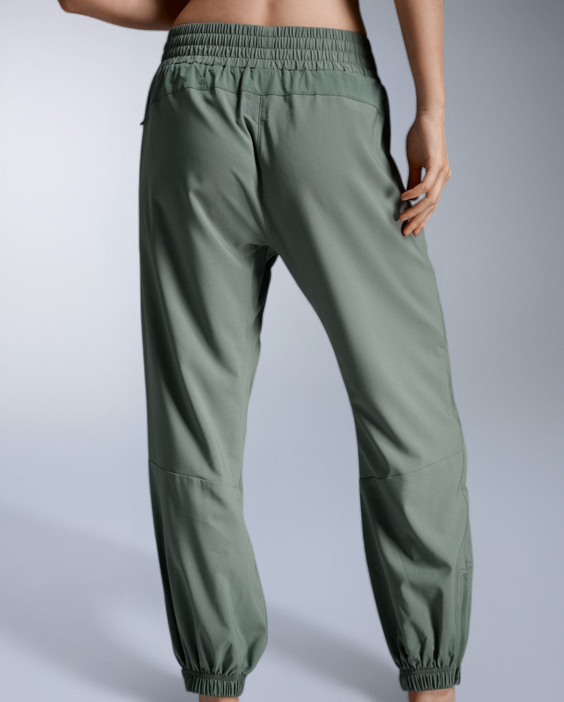 2xu-aero-hi-rise-woven-jogger-trainingshose-olive-leaf-damen image 3