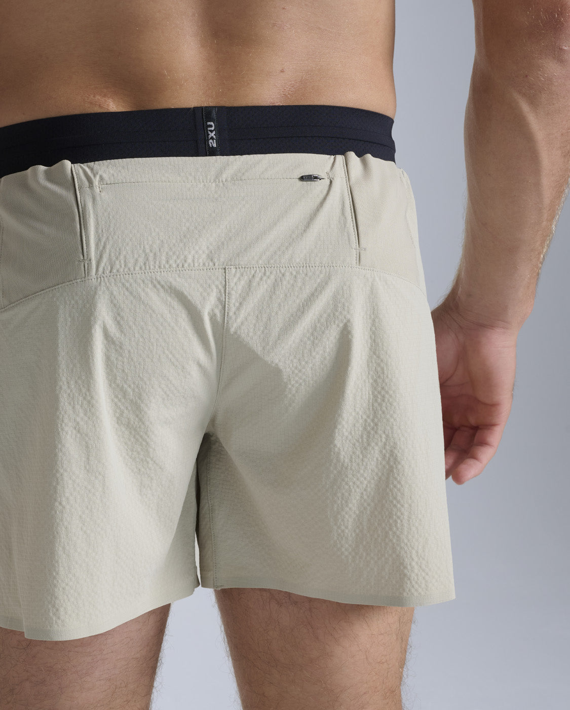 2xu-light-speed-stash-5-inch-shorts-herren-pebble image 4