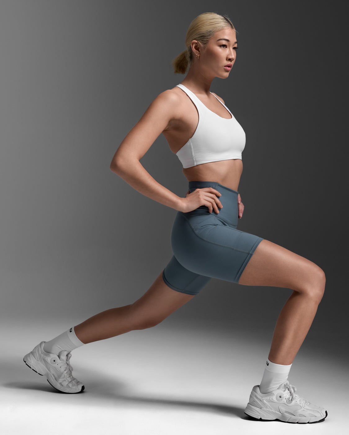 2xu-form-stash-hi-rise-6-shorts-damen-dark-sage-taschen image 6