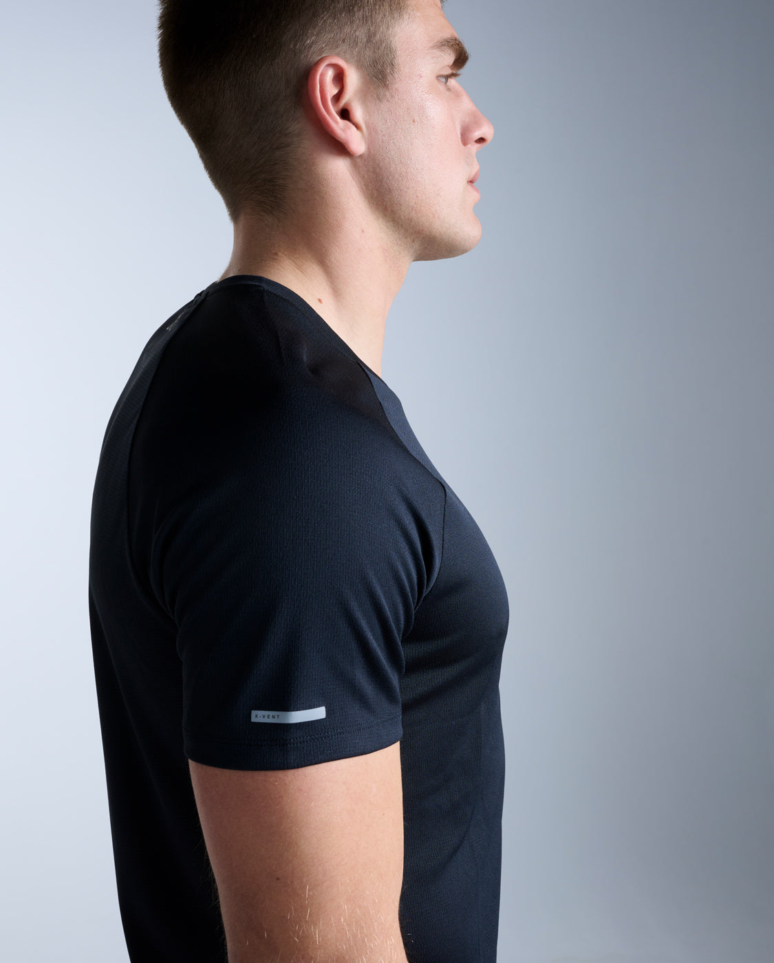 2xu-aero-tee-laufshirt-herren-schwarz-slim-fit image 3