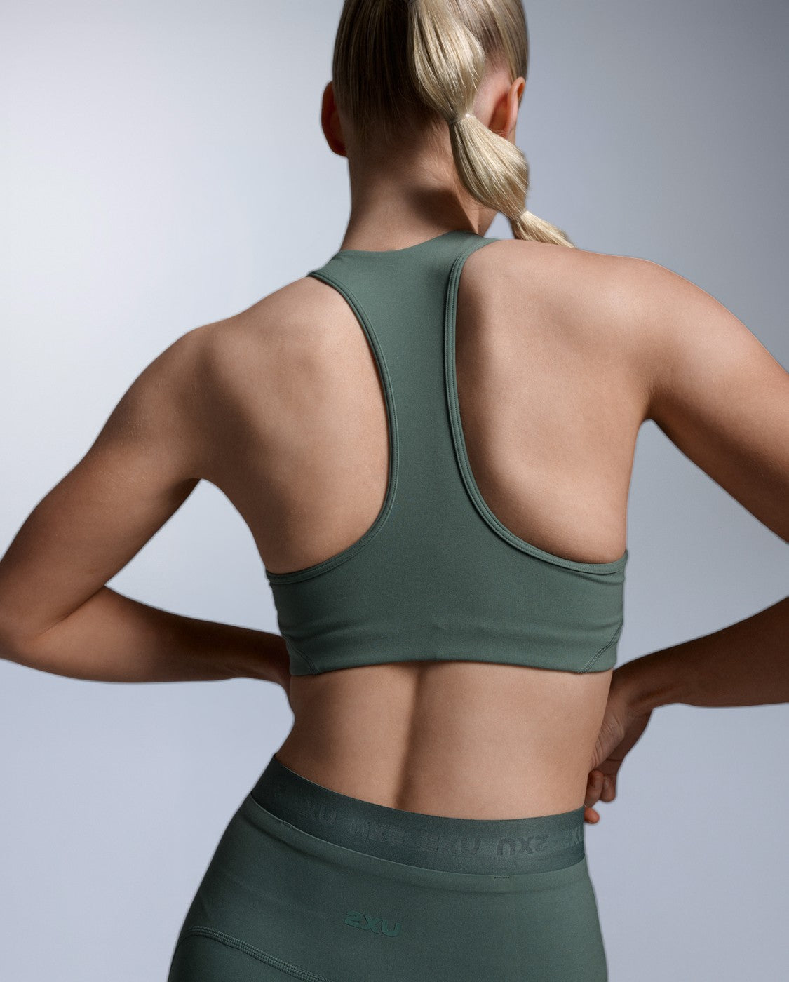 2xu-form-racerback-sport-bh-medium-impact-olive-leaf image 6