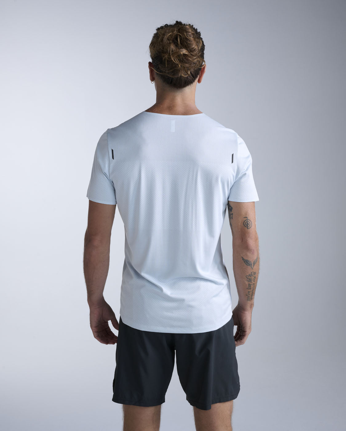 2xu-light-speed-tech-tee-laufshirt-moonstone-herren image 2