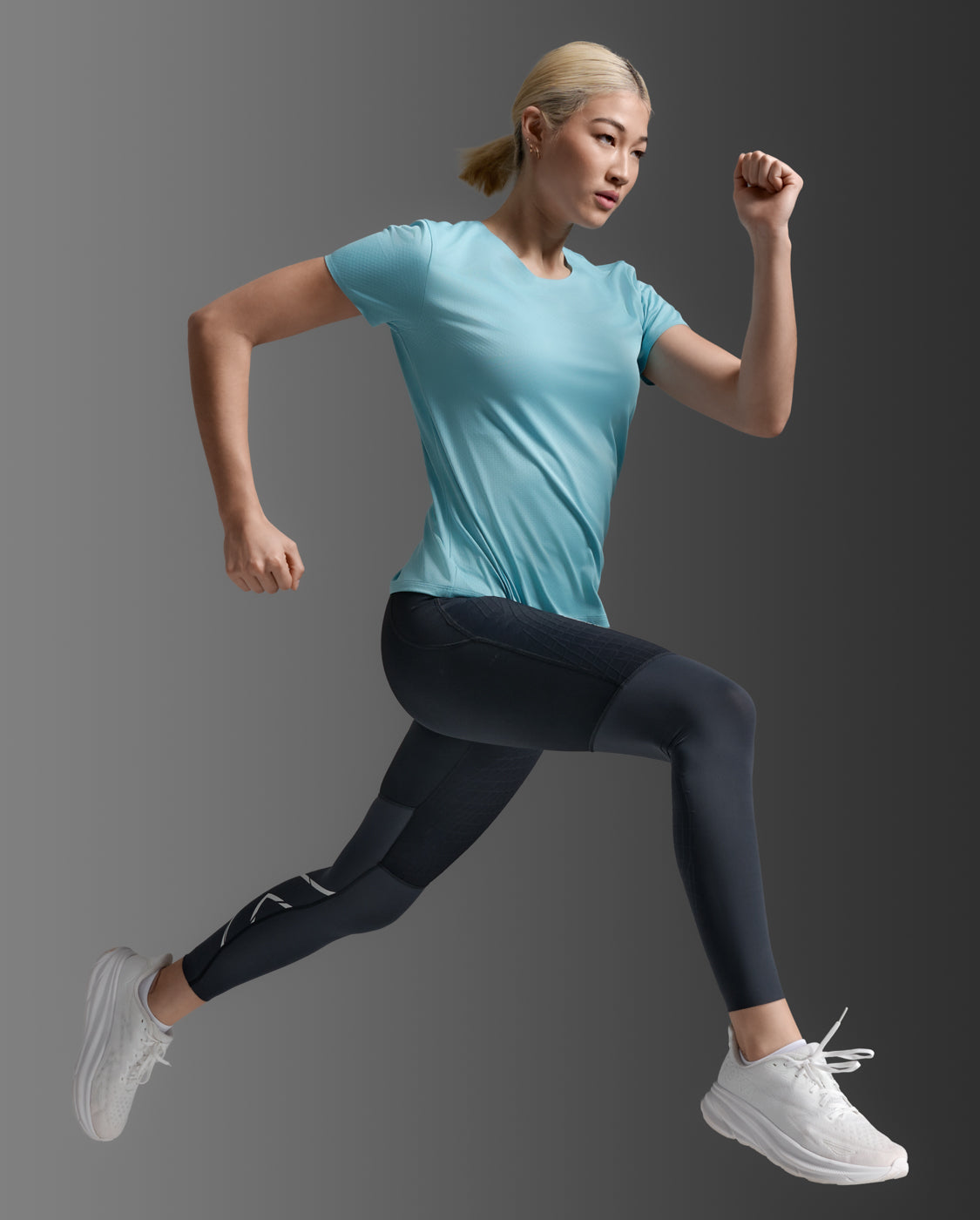 2xu-light-speed-tech-tee-laufshirt-damen-retro-blue image 4