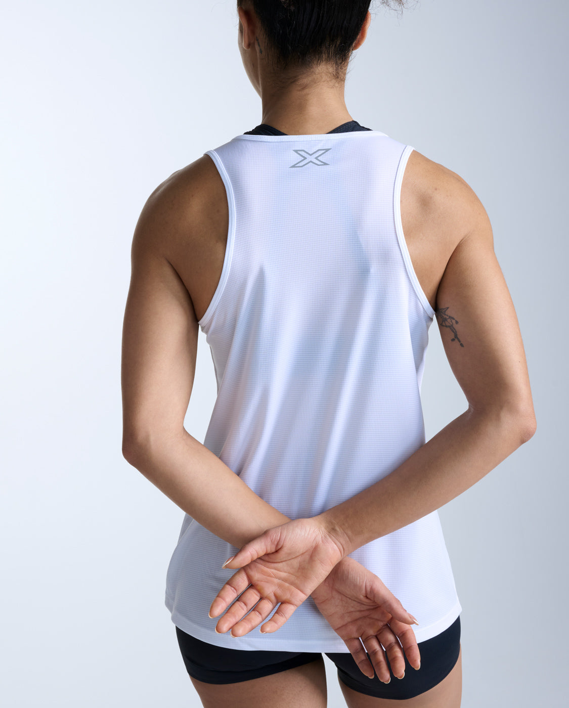 2xu-aero-singlet-top-damen-white-silver-reflective image 3