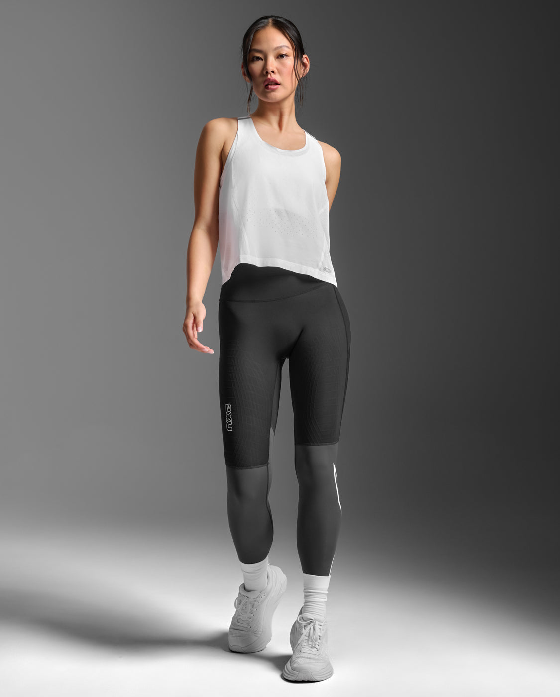 2xu-light-speed-react-crop-singlet-lauf-top-damen-wei image 3