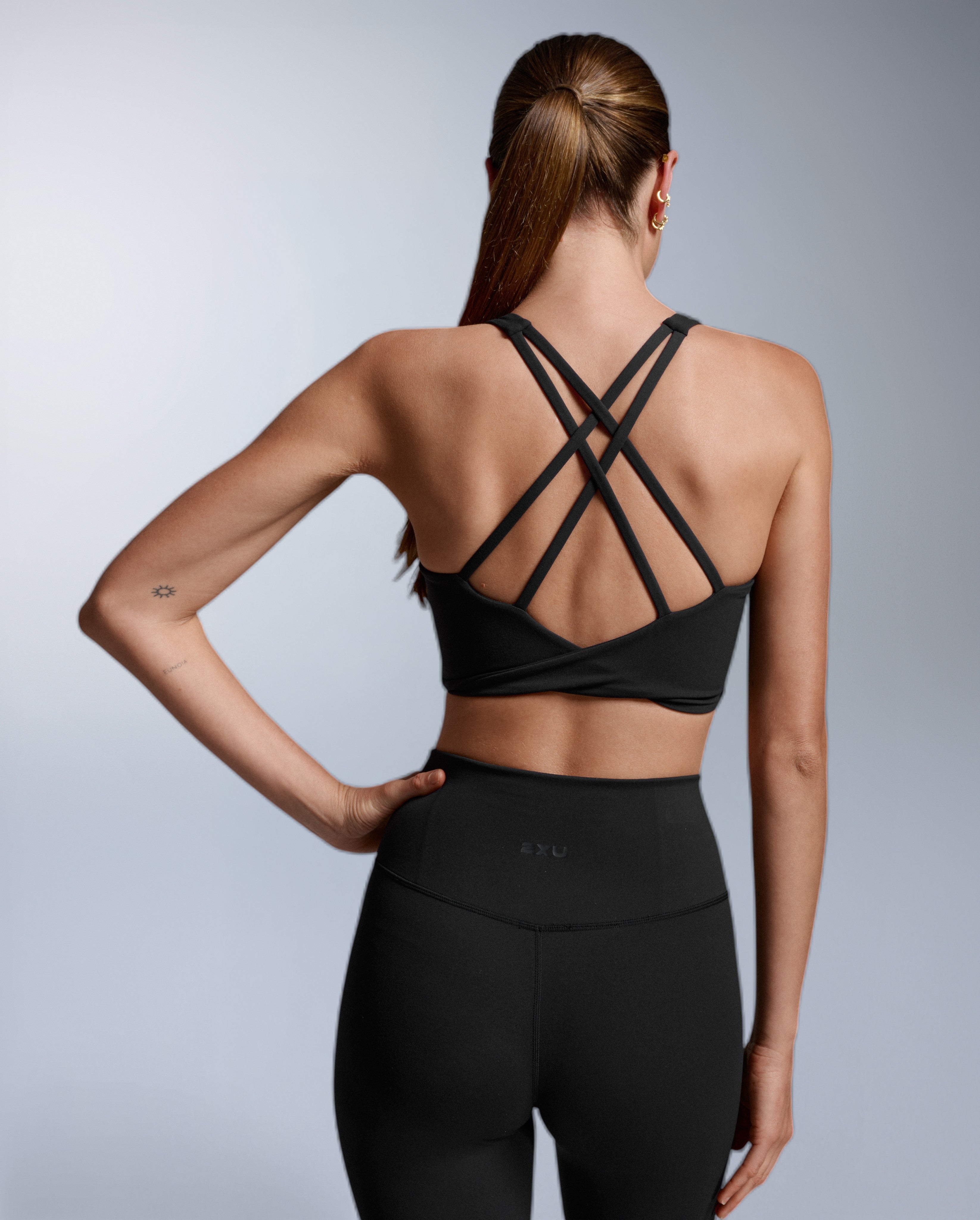 2xu-fluid-twist-back-bra-sport-bh-schwarz image 2