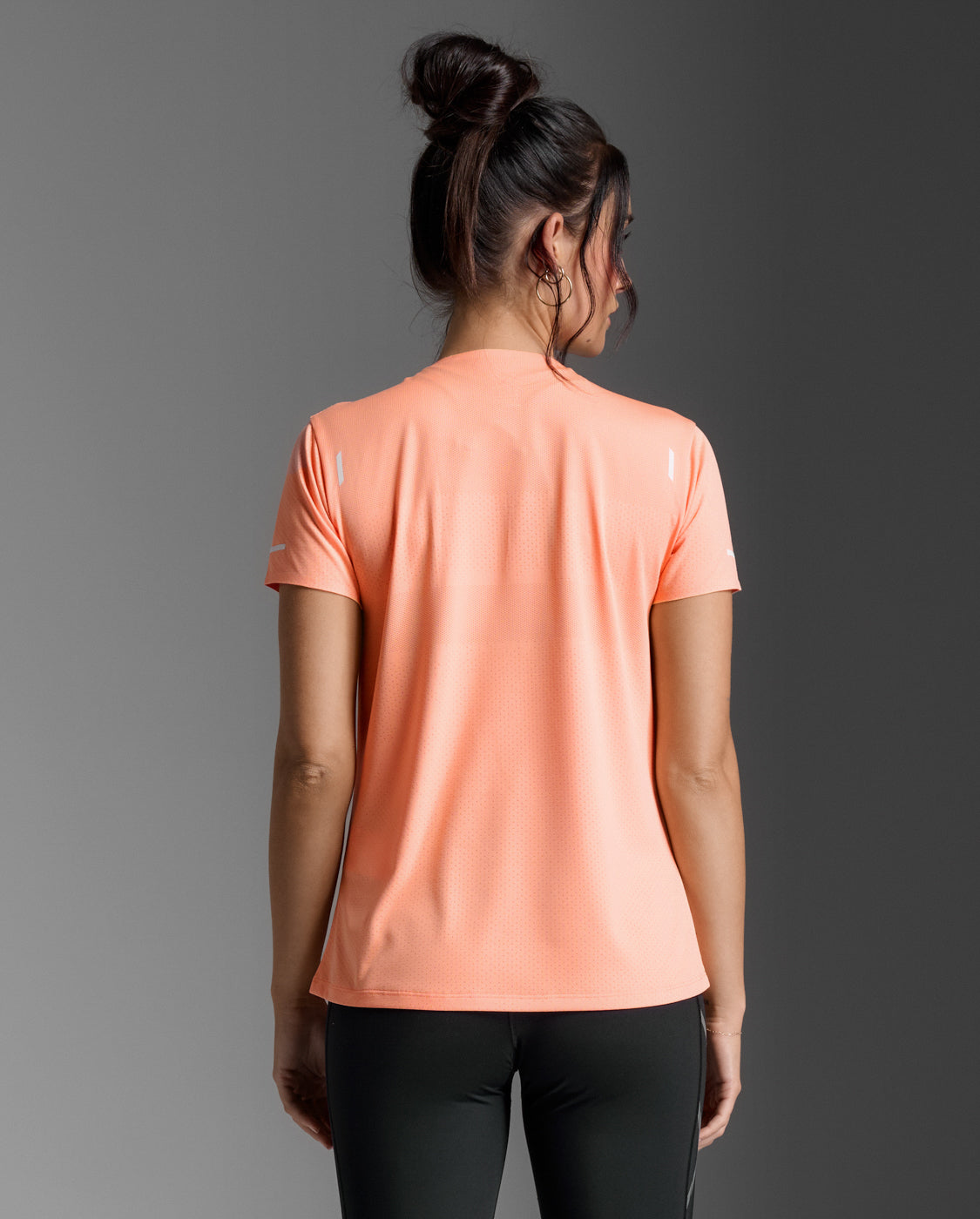 2xu-light-speed-tech-tee-peach-laufshirt-damen image 2