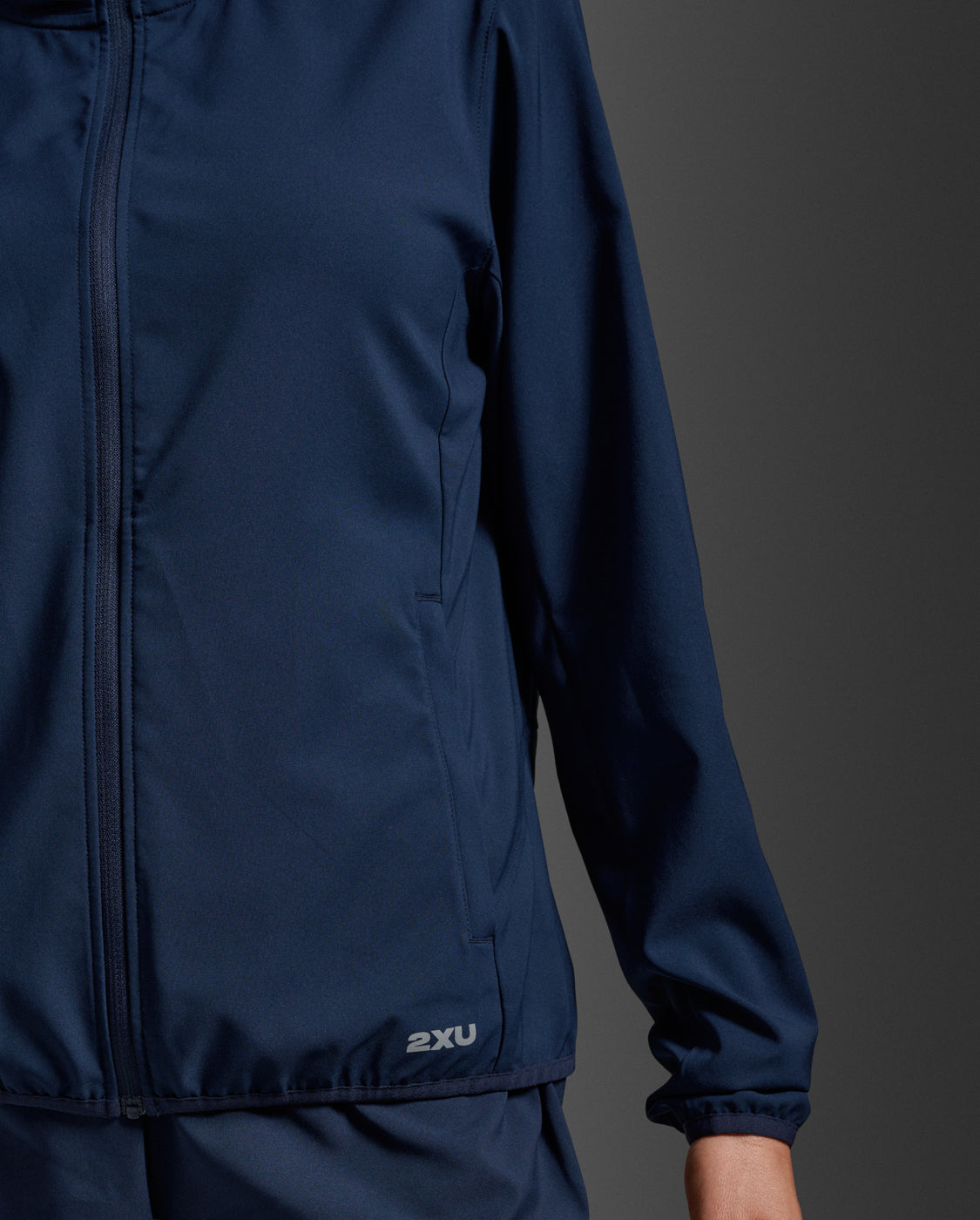 2xu-aero-jacket-laufjacke-damen-midnight-silver-wasserabweisend image 3