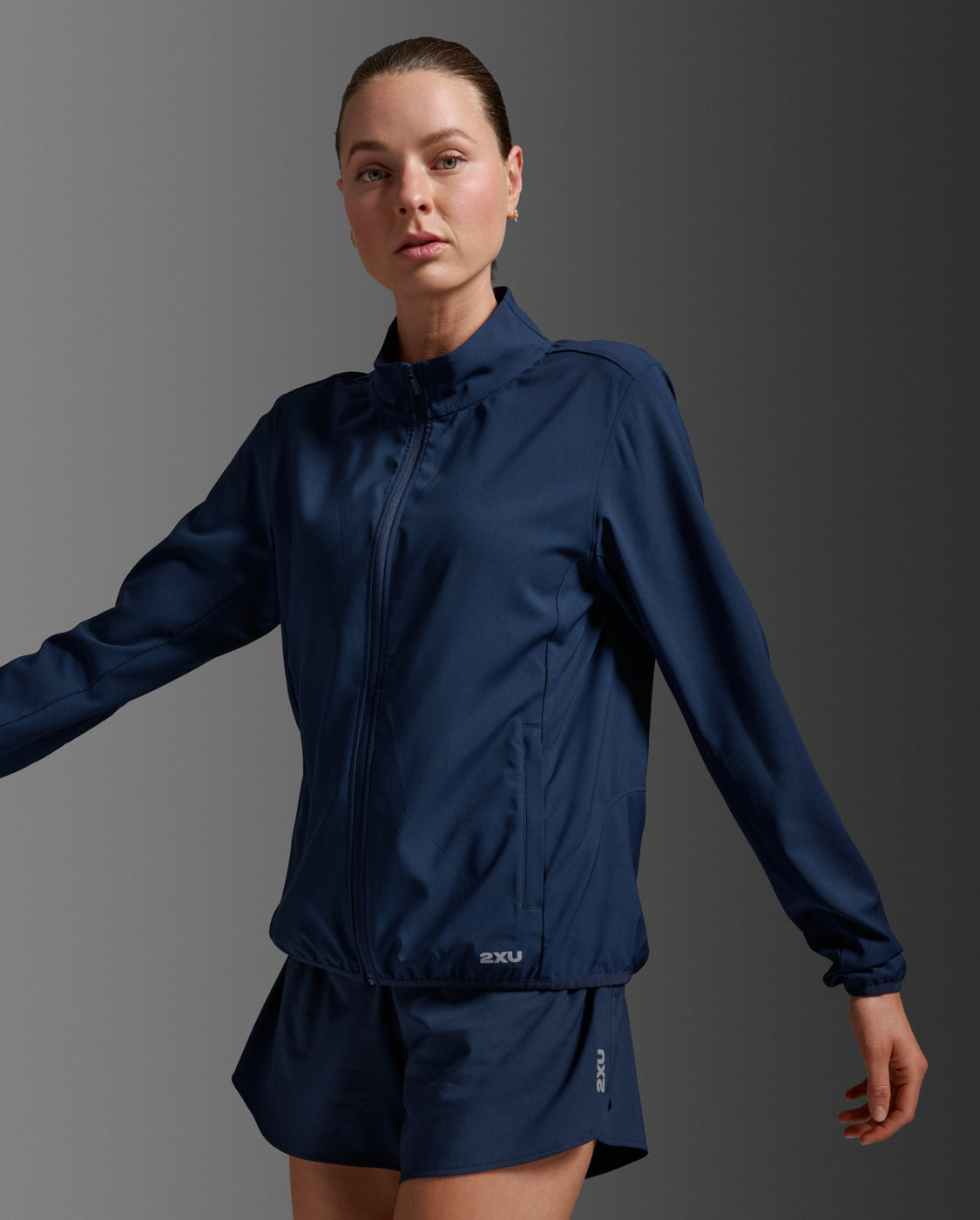 2xu-aero-jacket-laufjacke-damen-midnight-silver-wasserabweisend image 2
