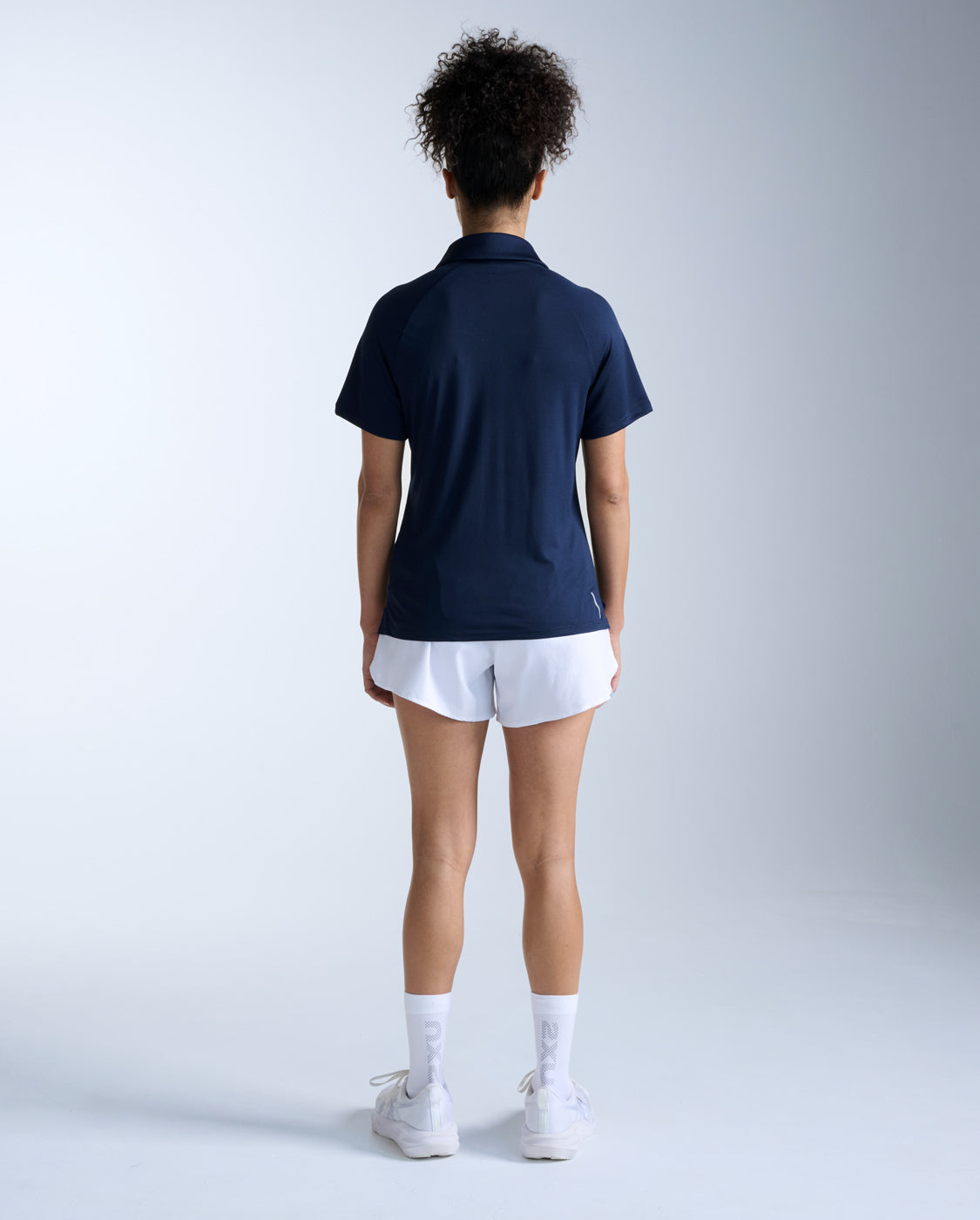 2xu-aero-polo-laufshirt-damen-mitternacht-kurzarm image 4