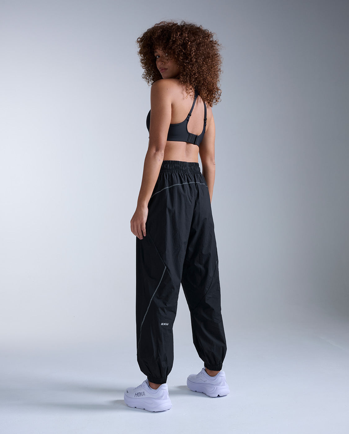 2xu-aero-oversized-jogger-damen-black-wasserabweisend image 8