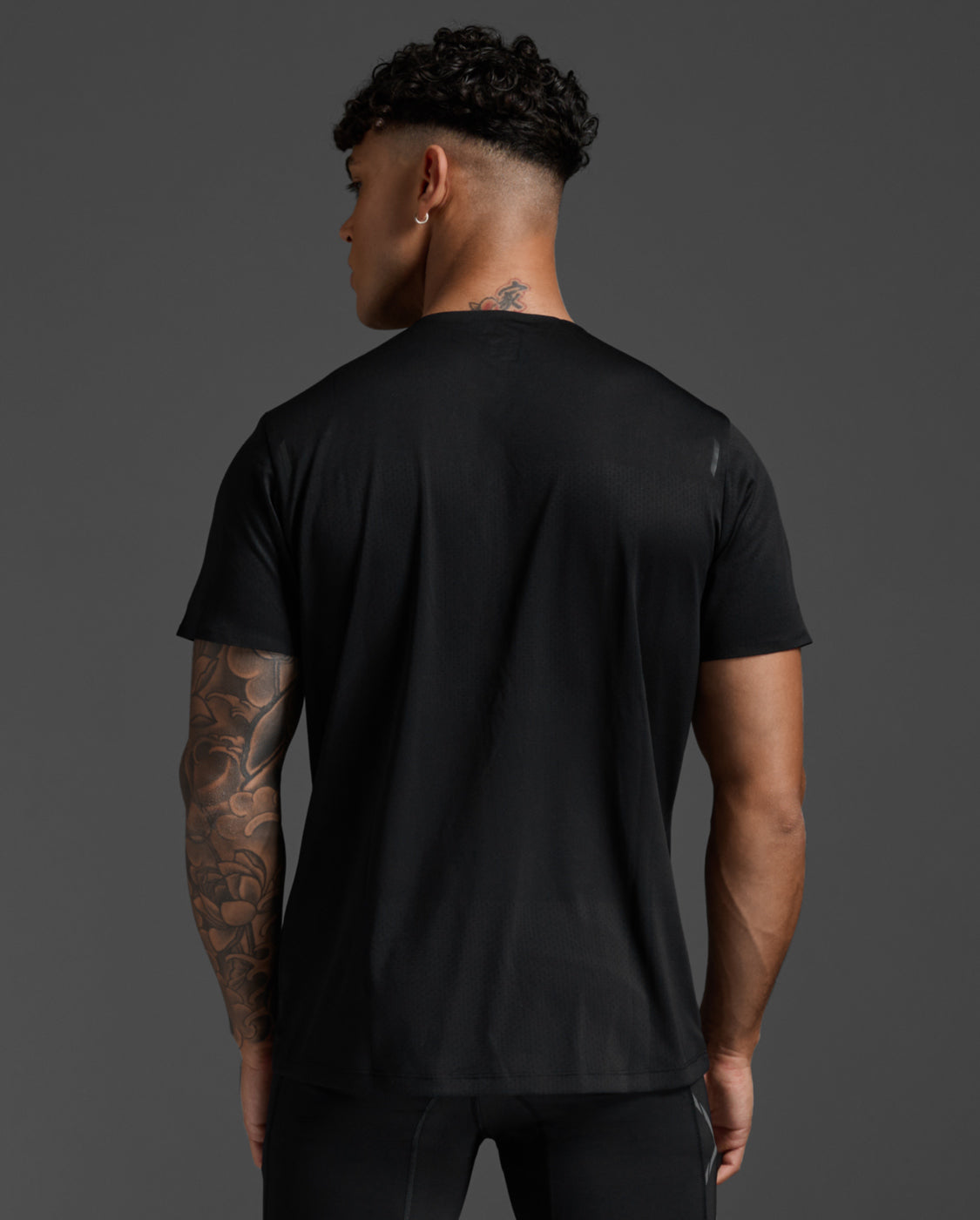 2xu-light-speed-tech-tee-laufshirt-schwarz image 2