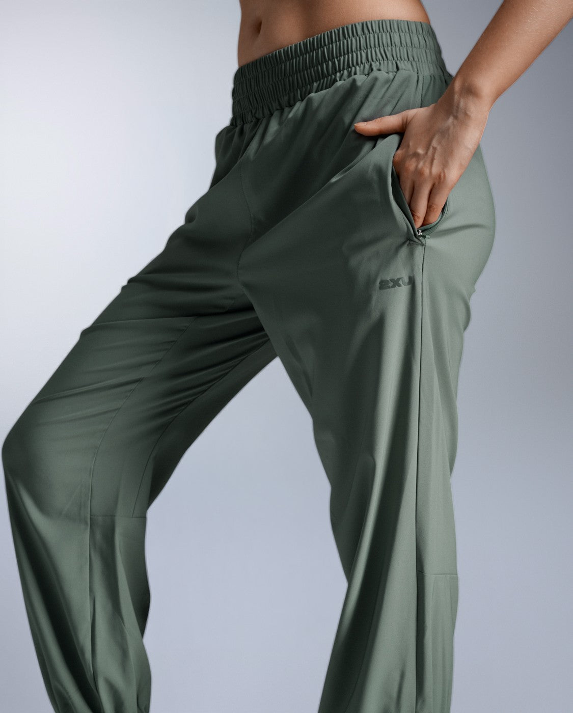 2xu-aero-hi-rise-woven-jogger-trainingshose-olive-leaf-damen image 8