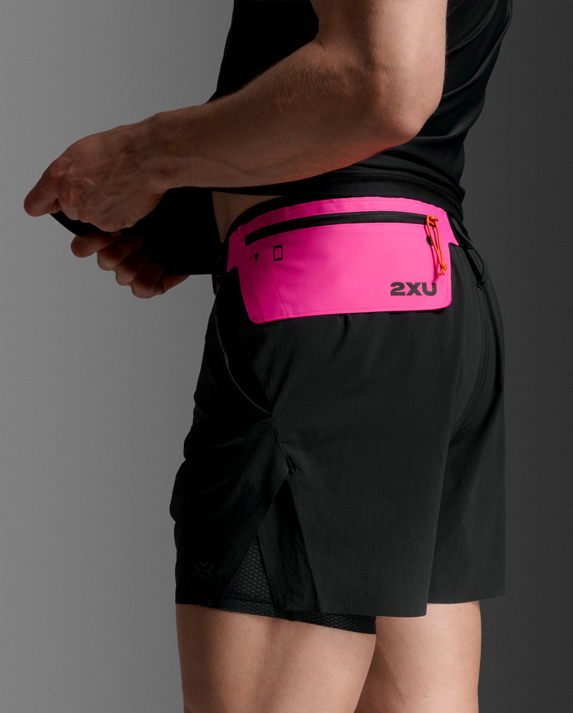 2xu-swim-race-slim-run-belt-unisex-fuchsia-black-reflective-handy image 2