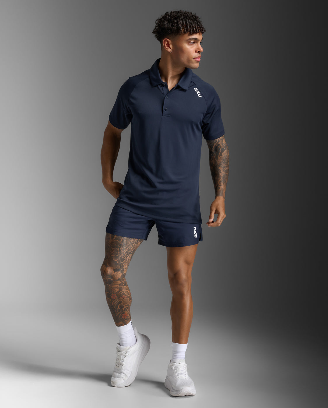 2xu-motion-aspire-polo-herren-midnight-white-kurzarm image 3