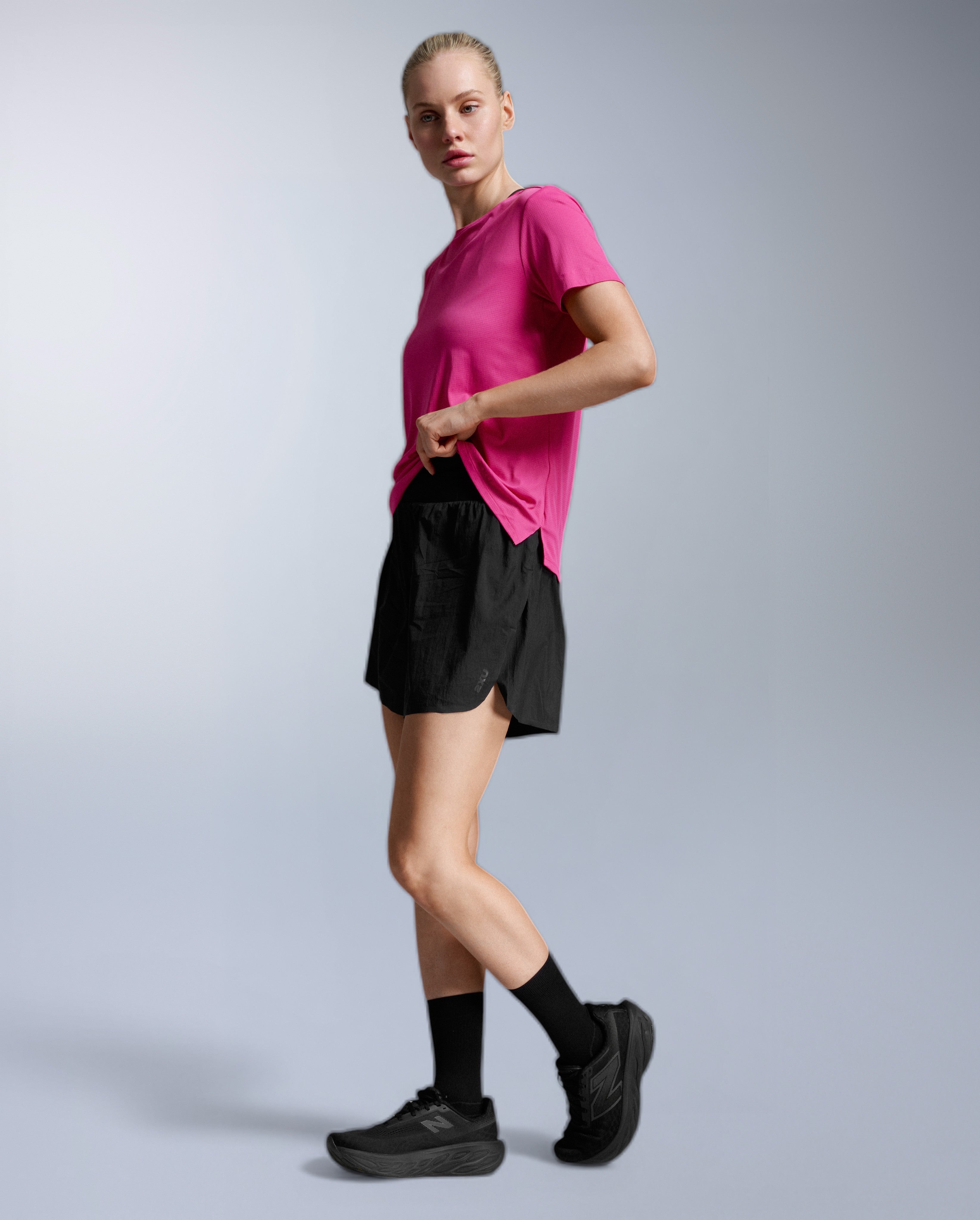 2xu-aero-trail-tee-laufshirt-damen-electric-rose-upf-50 image 4