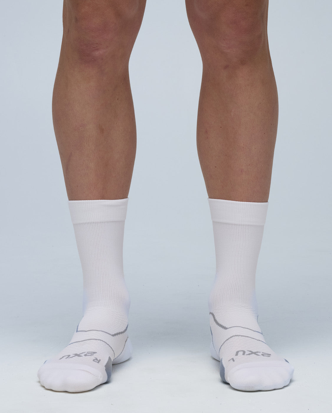 2xu-vectr-netball-crew-socken-wei-grau-gepolstert image 1