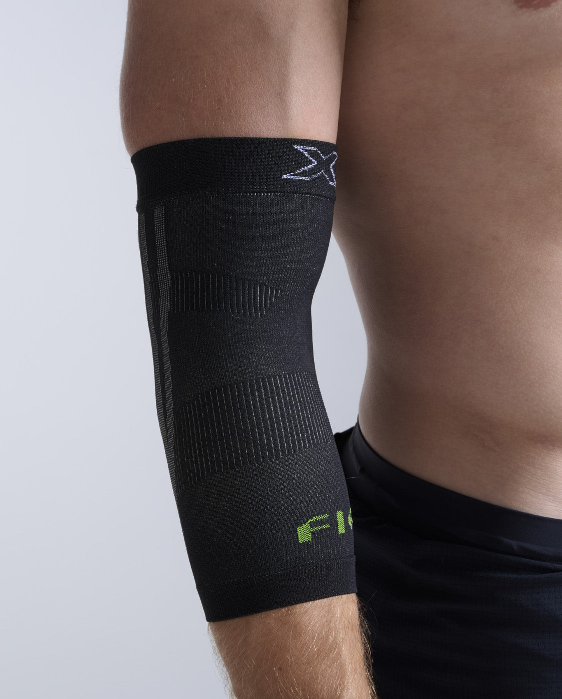 2xu-recovery-ellenbogenbandage-mit-fir-grau-schwarz image 3