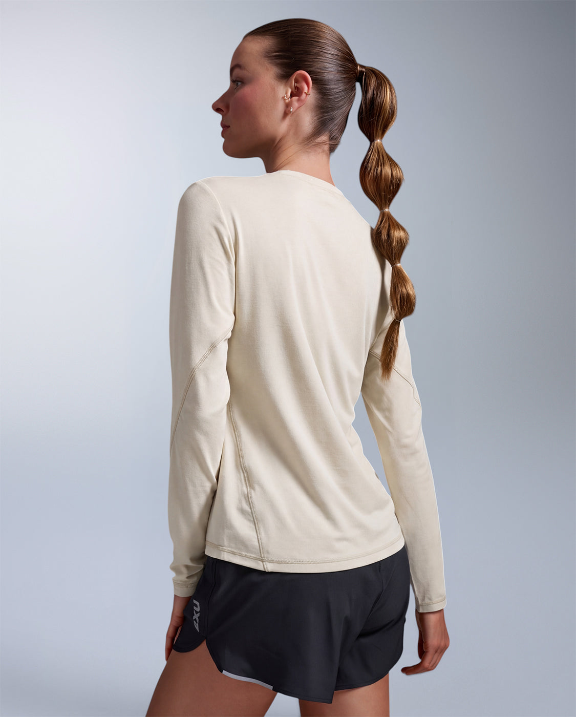 2xu-ignition-wool-long-sleeve-damen-chalk-wollshirt image 2