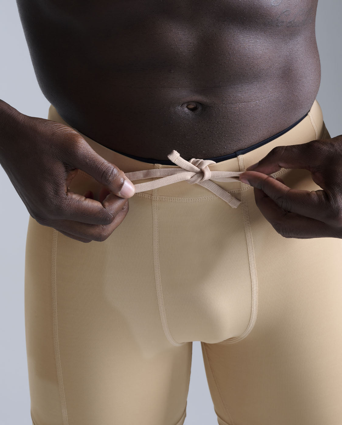 2xu-core-compression-1-2-shorts-herren-shorts-beige-kompression image 4