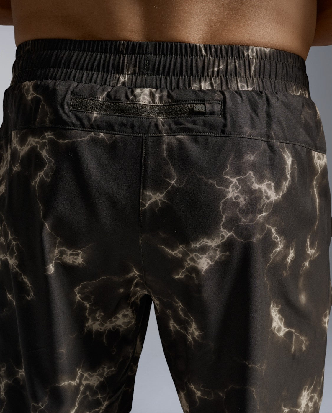 2xu-aero-7-inch-shorts-laufshorts-flint-synapse-herren image 7