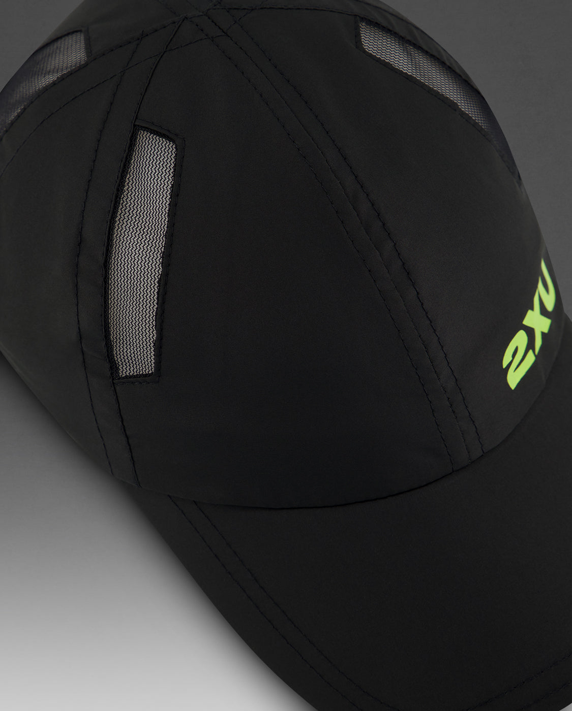 2xu-aero-run-cap-laufkappe-schwarz-volt image 4