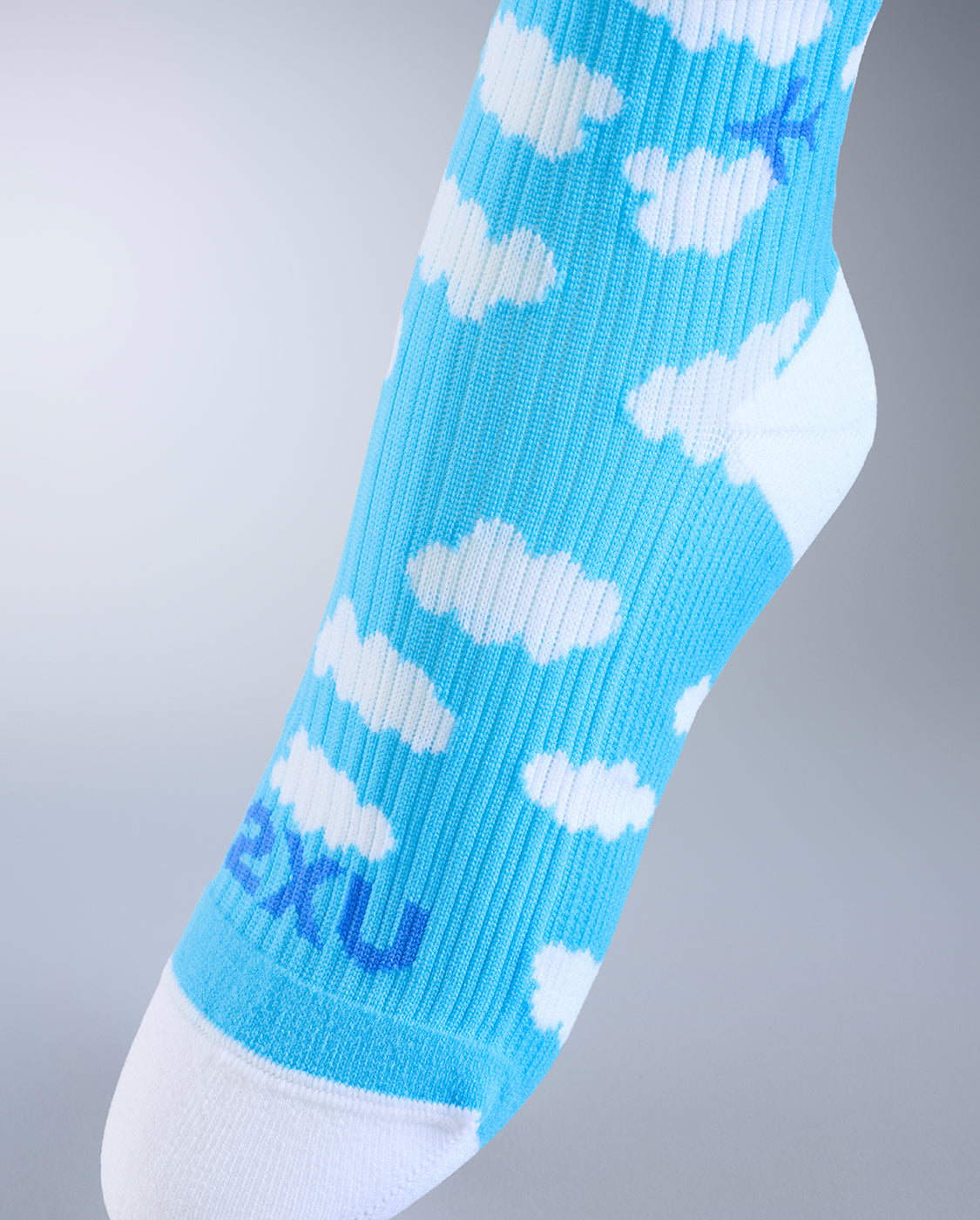 2xu-flight-bamboo-charcoal-kompressionssocken-light-cloud image 5