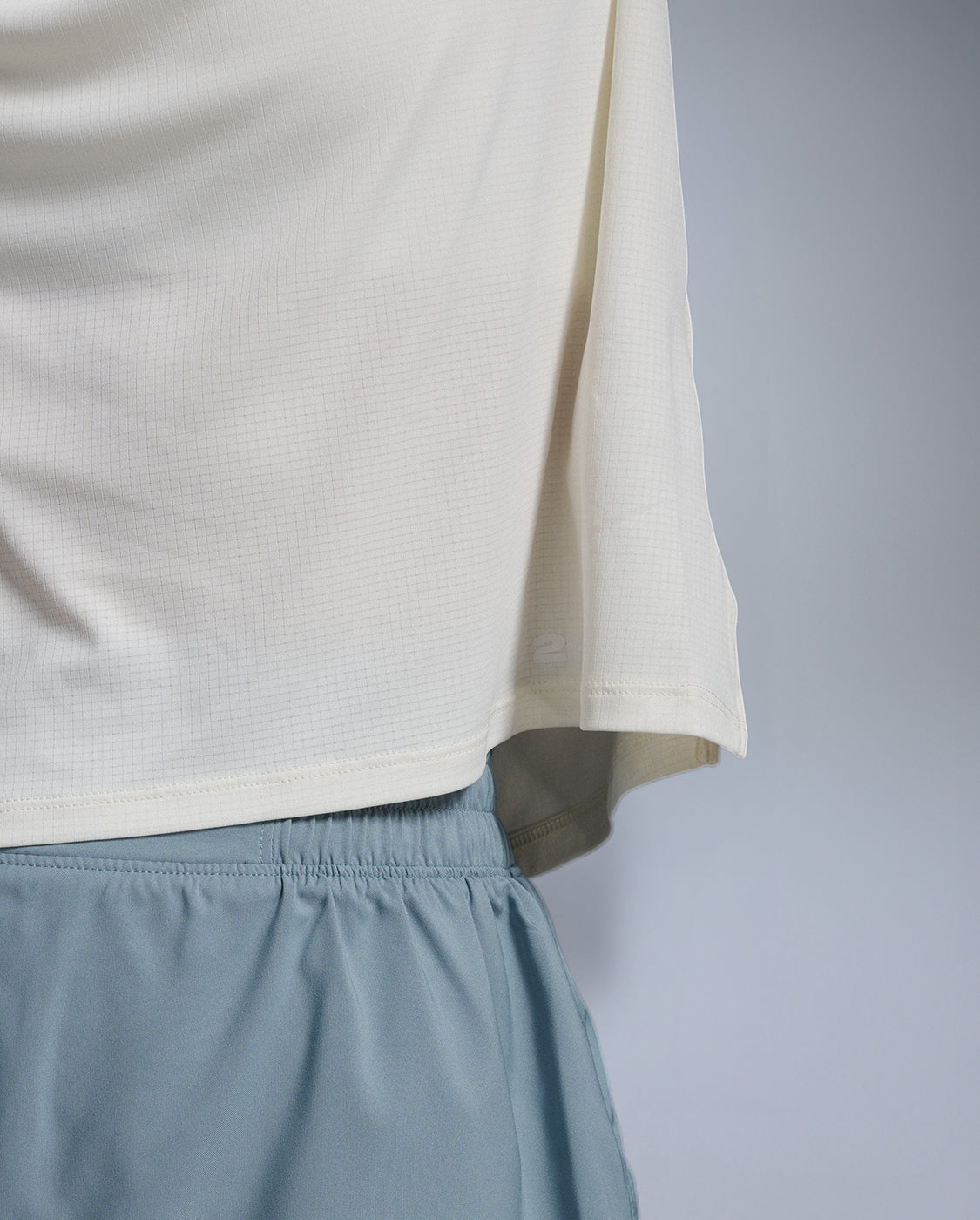 2xu-aero-trail-tee-laufshirt-damen-chalk-upf50 image 3