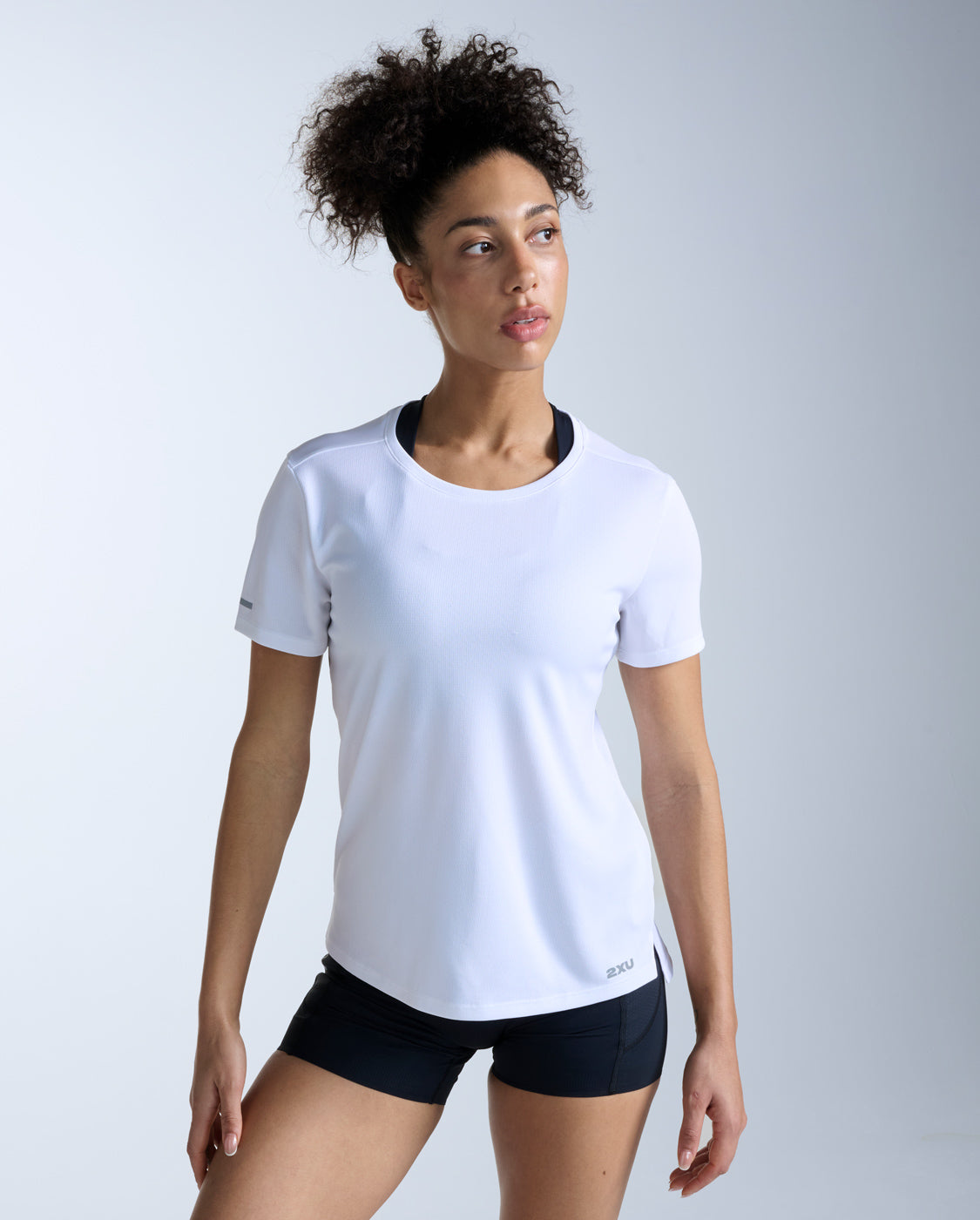 2xu-aero-tee-damen-white-atmungsaktives-laufshirt-kurzarm image 1