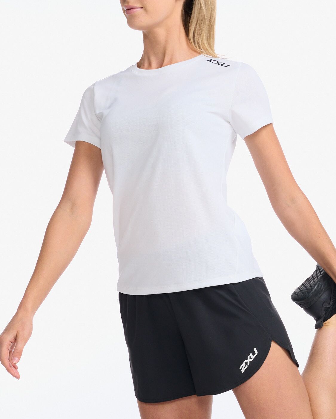2xu-motion-aspire-funktionsshirt-white-black-kurzarm image 2