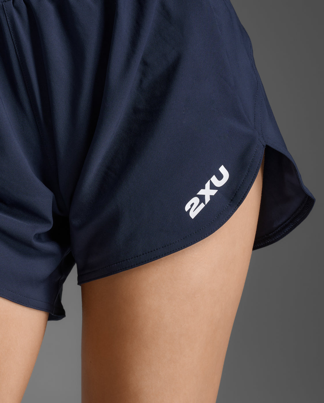 2xu-motion-aspire-5-inch-shorts-midnight-damen image 8