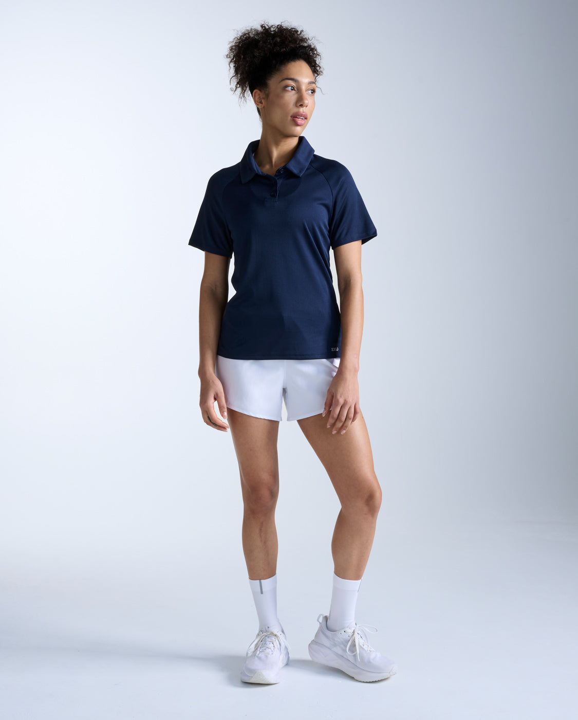 2xu-aero-polo-laufshirt-damen-mitternacht-kurzarm image 3
