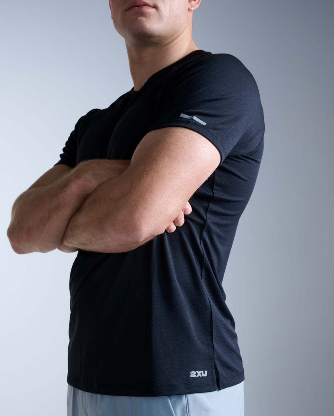 2xu-aero-tee-laufshirt-herren-schwarz-slim-fit image 2