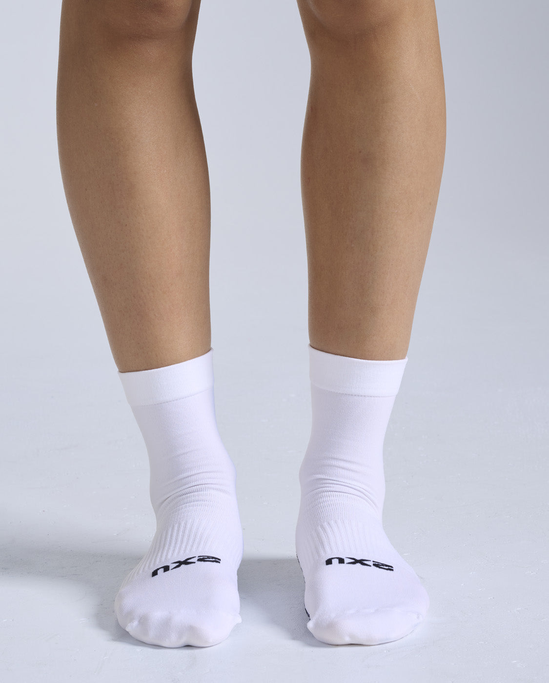 2xu-vectr-performance-crew-grip-socken-white-black-pilates image 4