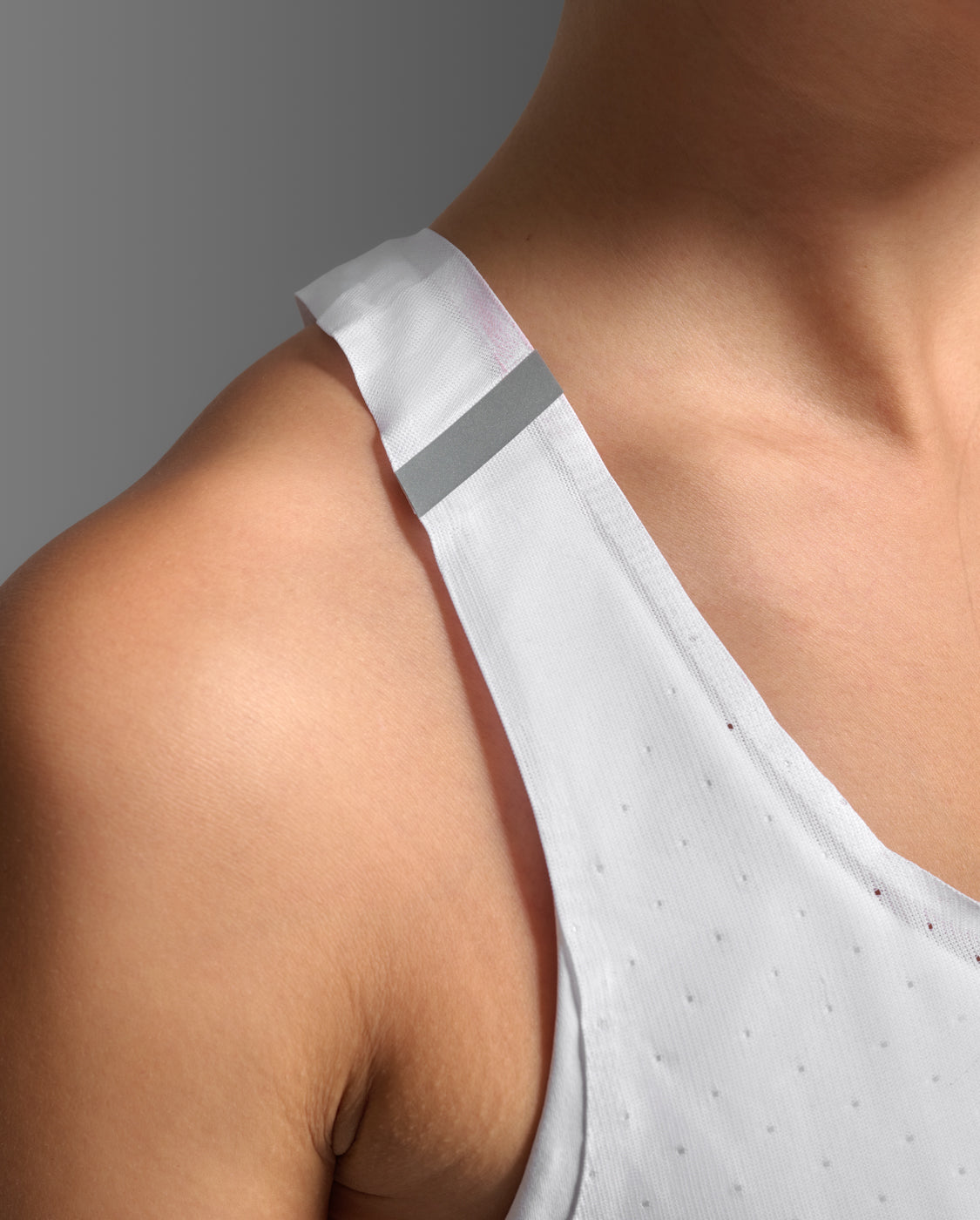 2xu-light-speed-react-crop-singlet-lauf-top-damen-wei image 8