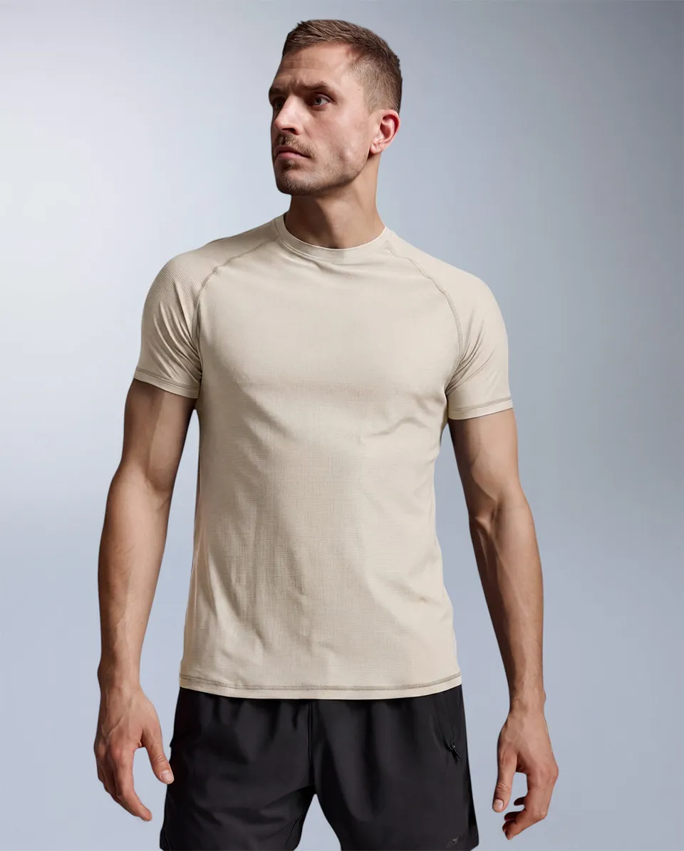 2xu-force-tech-tee-trainingsshirt-herren-chalk image 1