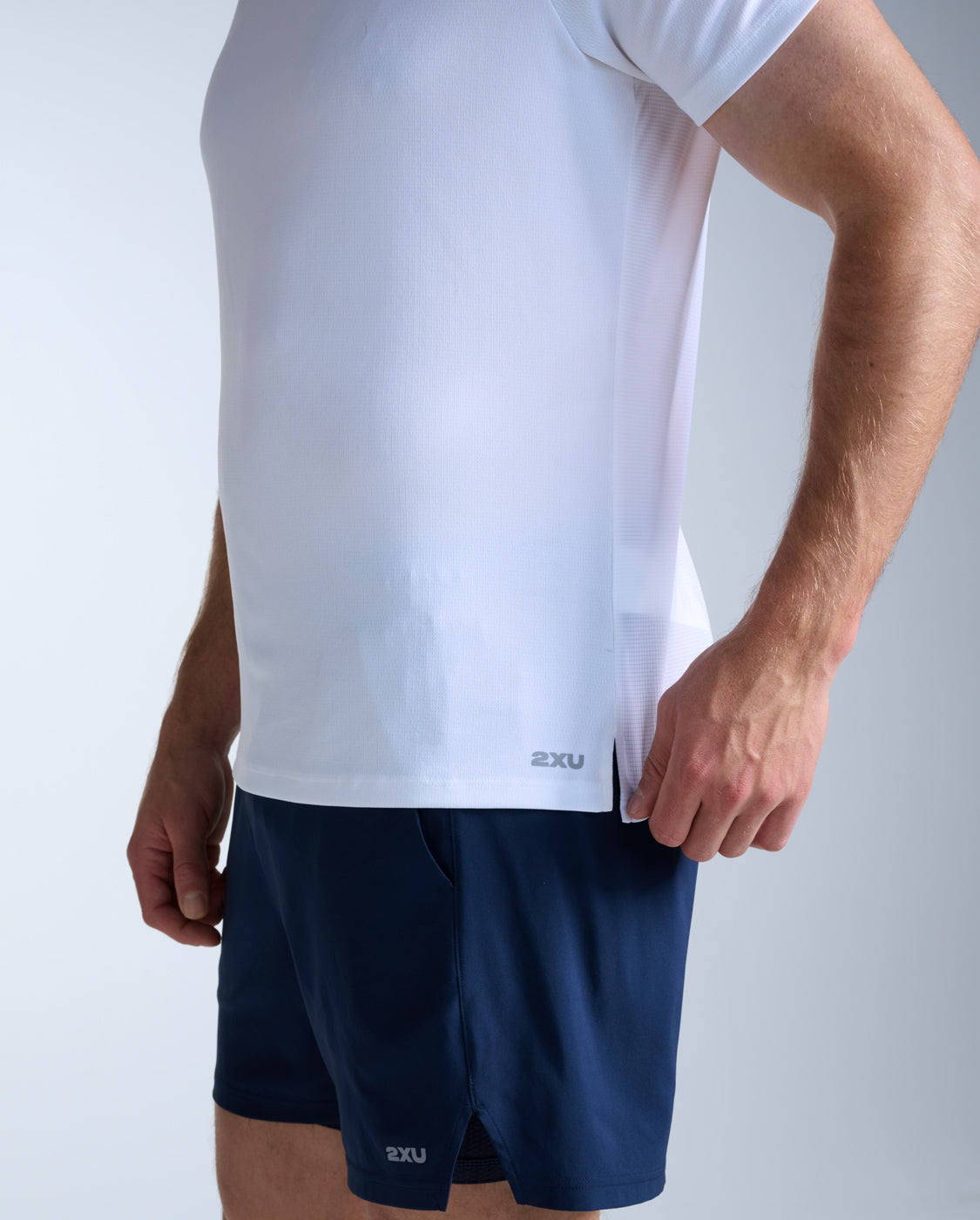 2xu-aero-tee-laufshirt-herren-white-silver-atmungsaktiv image 2