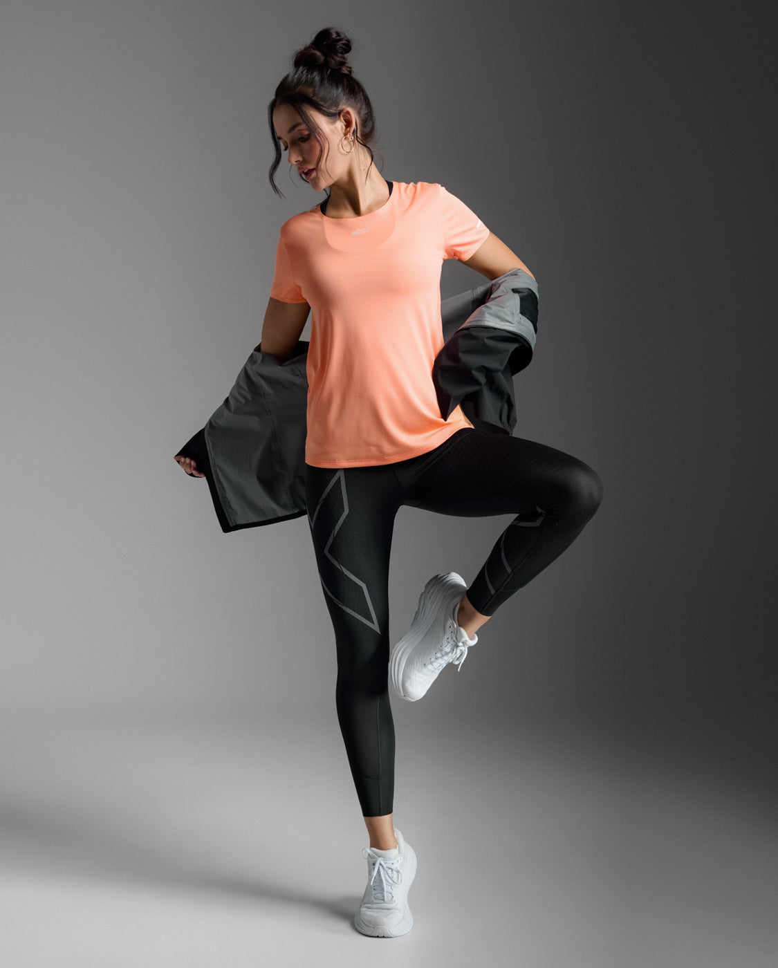 2xu-light-speed-tech-tee-peach-laufshirt-damen image 3
