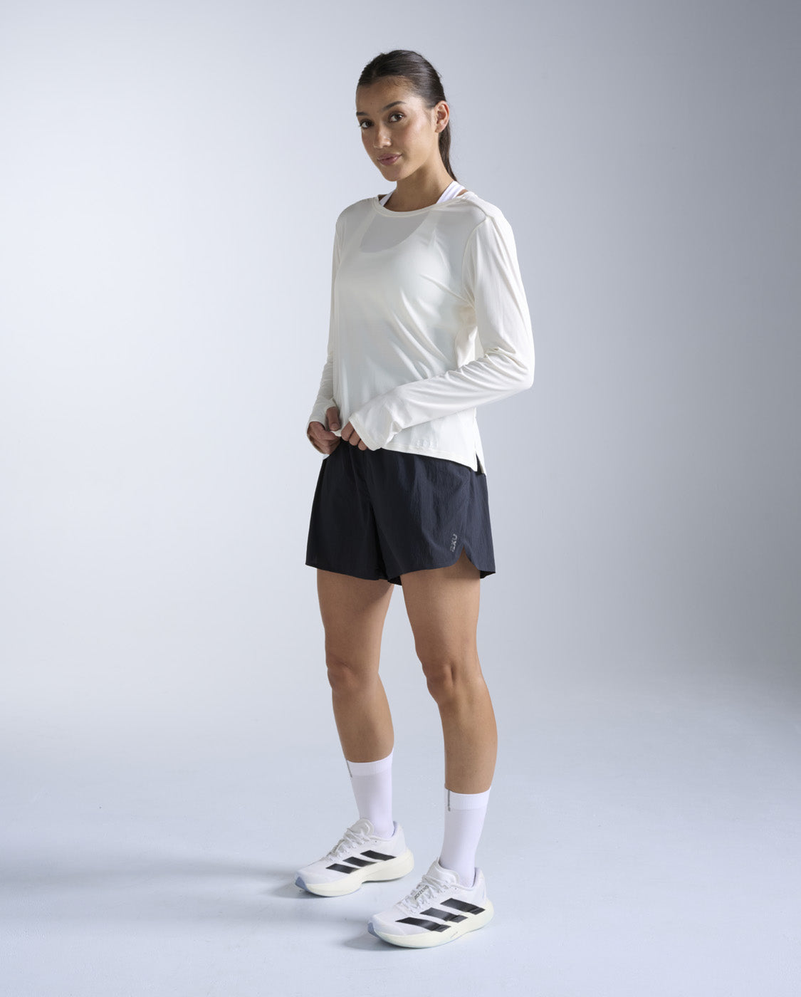 2xu-aero-trail-longsleeve-damen-chalk-langarm-upf50 image 4