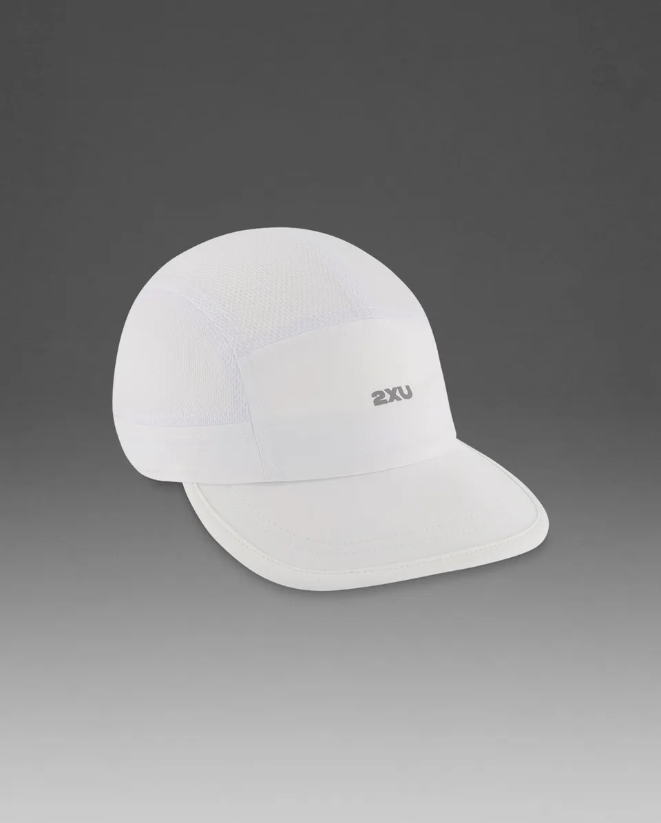 2xu-light-speed-small-cap-laufcap-wei-silber image 1