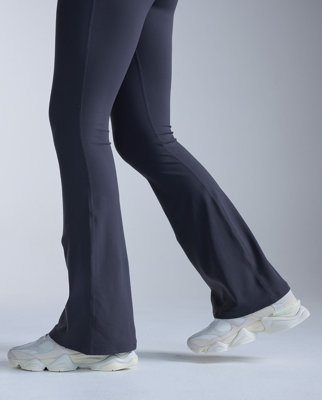 2xu-fluid-hi-rise-flare-pants-india-ink-high-waist image 3