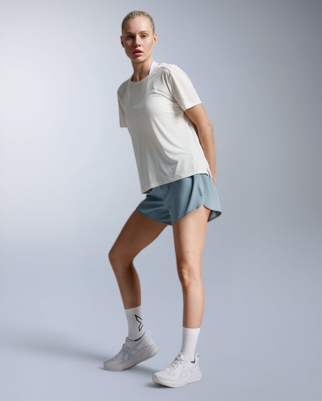 2xu-aero-trail-tee-laufshirt-damen-chalk-upf50 image 4