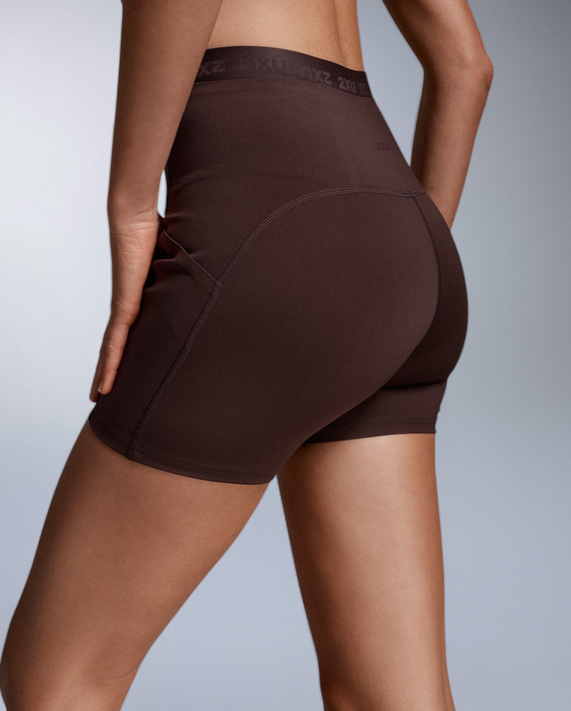 2xu-form-stash-4-inch-shorts-damen-bark-kompression image 4