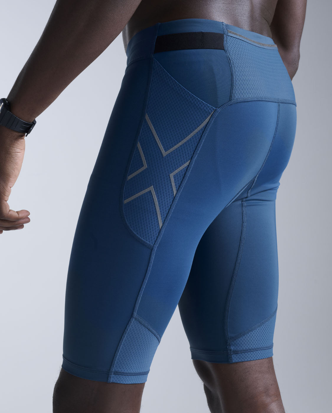 2xu-aero-mesh-kompressionsshorts-majol-herren-mit-taschen image 7