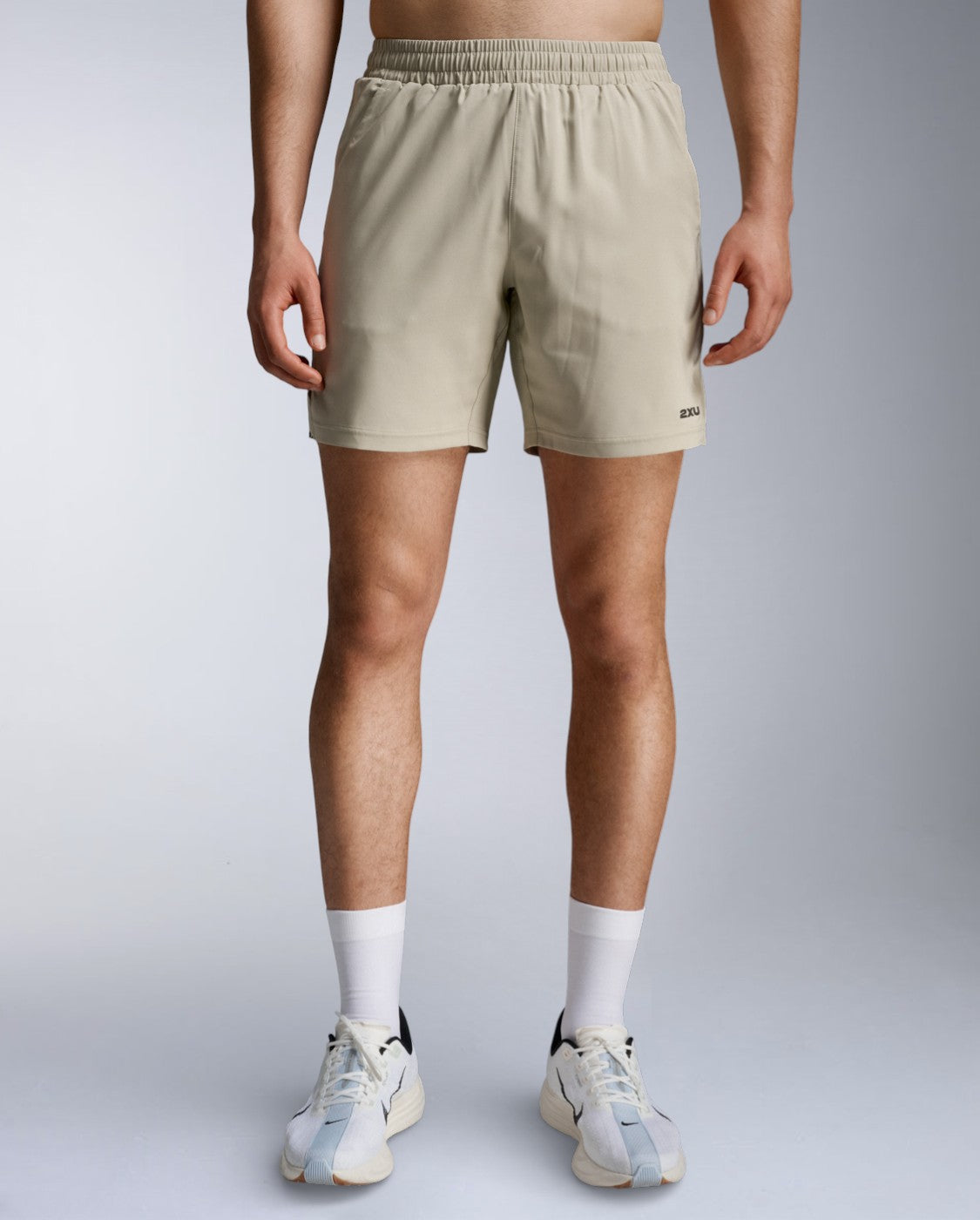 2xu-aero-7-inch-shorts-pebble-herren-reflektiv image 1