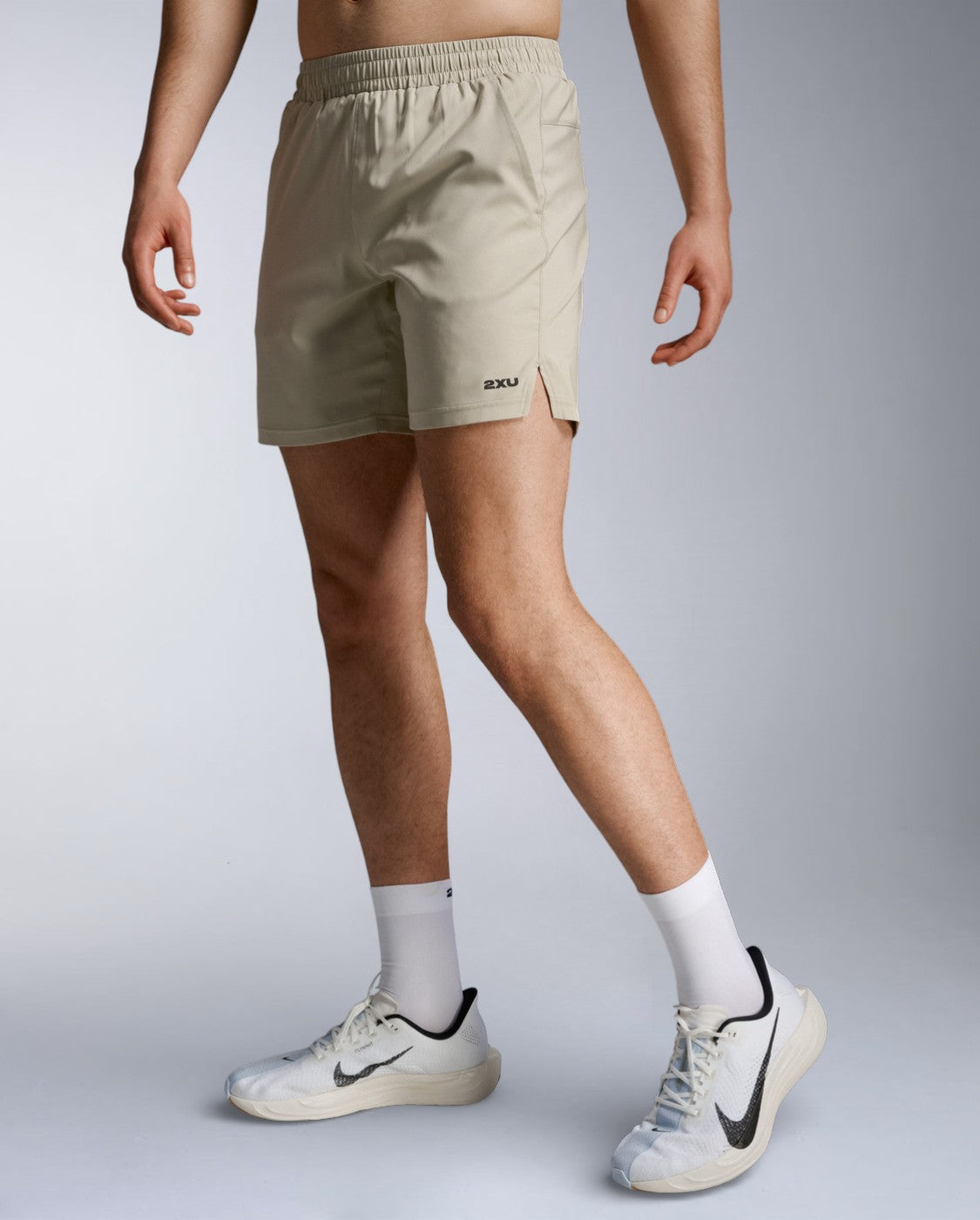 2xu-aero-7-inch-shorts-pebble-herren-reflektiv image 2